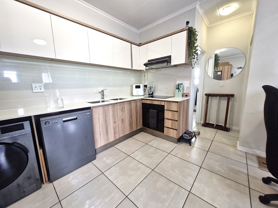 To Let 1 Bedroom Property for Rent in Richwood Western Cape